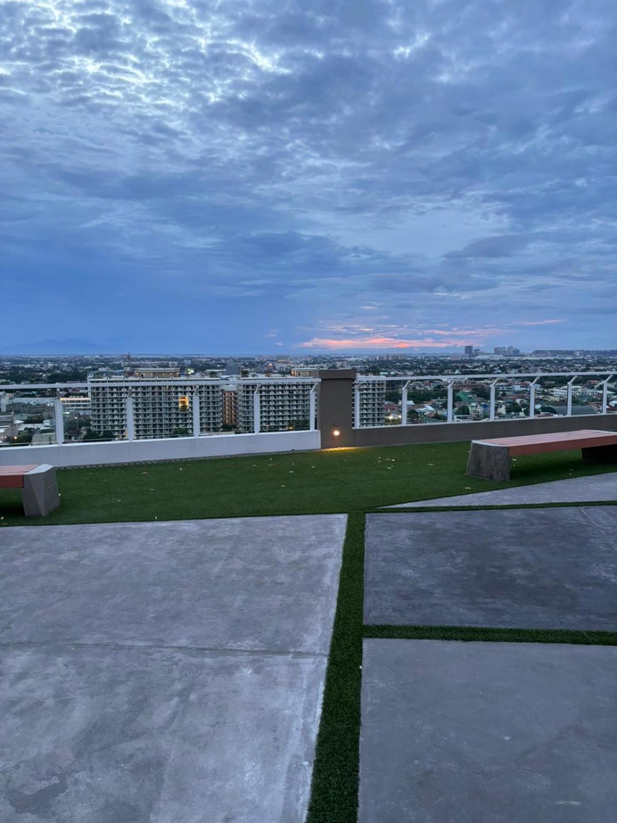 2 Bedroom Condo Unit Near Sm Bf & Naia At The Atherton By Dmci With 2 Balcony Paranaque City Exterior foto